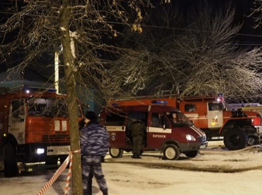 Из объятого пламенем воронежского офиса спасли мужчину