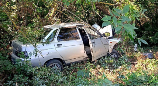 В воронежском селе «десятка» врезалась в дерево: есть погибший