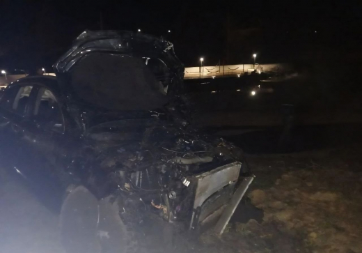 Люксовое авто оказалось в пруду из-за ошибки водителя на трассе под Воронежем