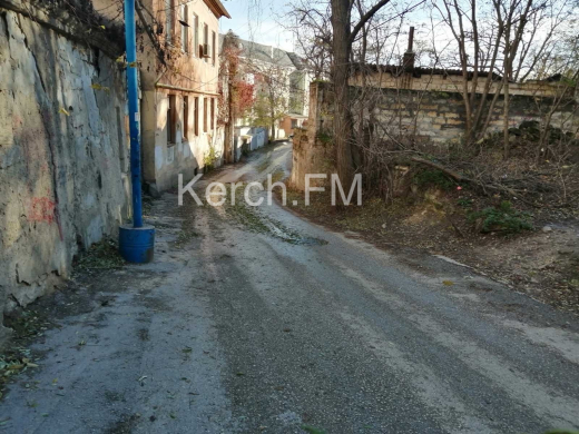 На Театральной в Керчи произошел снова порыв канализации