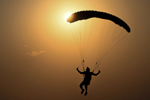 Baza: Парашютный бизнес в Москве на грани краха из-за атак БПЛА