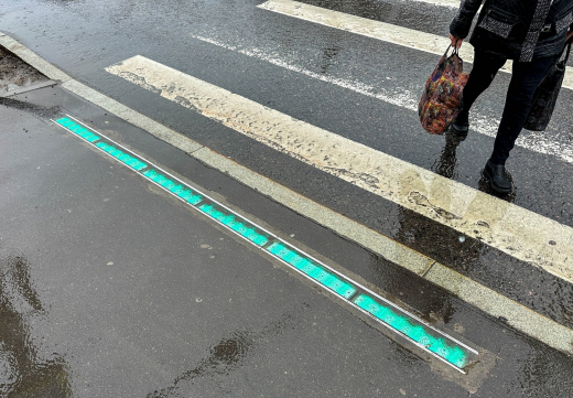 Светофор для пешеходов встроили в асфальт в Царицыно