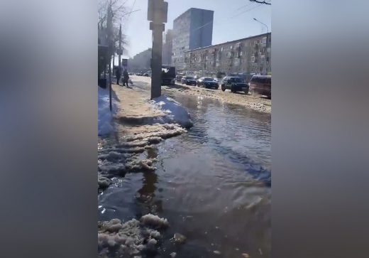 Ленинский проспект в Воронеже заливает водой со вчерашнего дня