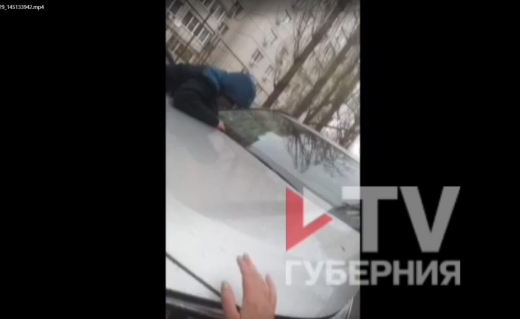 Кроссовер протащил ребёнка на капоте во дворе дома в Воронеже: видео