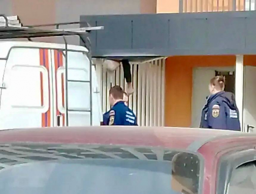 Выпавший из многоэтажки воронежец насквозь пробил козырёк подъезда