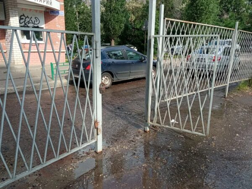 Воронежцы пожаловались на «реку» у гимназии №10