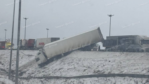 Пробка на трассе М-4 «Дон» растянулась из-за фуры в кювете