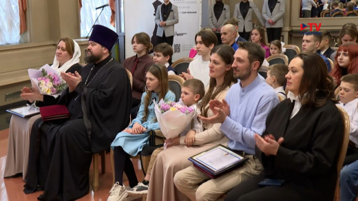«Надо прикинуть свои силы и рожать»: в Воронеже отметили «Родительской славой» многодетные семьи