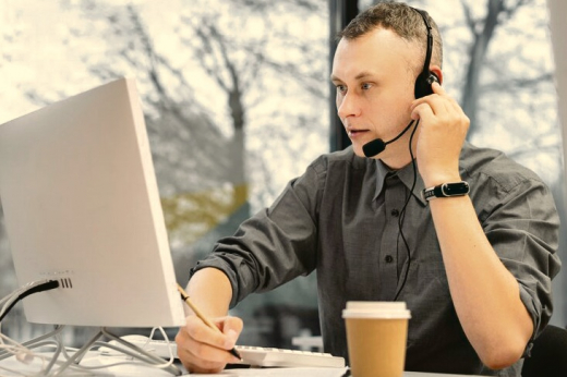 «Моя задача – удержать клиента на проводе 30 секунд»: откровения менеджера по продажам из Воронежа