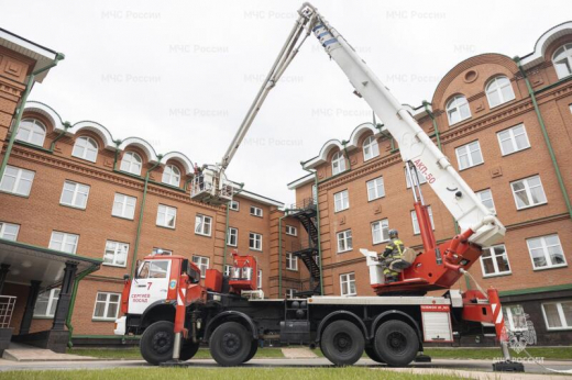 Пожарные учения провели сотрудники МЧС в  Свято-Троицкой Сергиевой Лавре