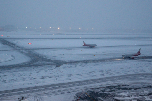 Аэропорт Шереметьево прекратил принимать самолеты из-за снегопада