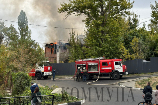 Заброшенный дом загорелся у Северного моста в Воронеже