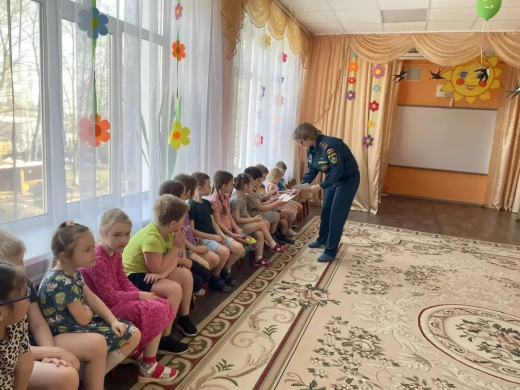В детском саду Каширы спасатели обучили дошкольников правилам пожарной безопасности