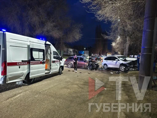 Массовое ДТП с пострадавшими вызвало пробку на улице 45-й Стрелковой Дивизии в Воронеже