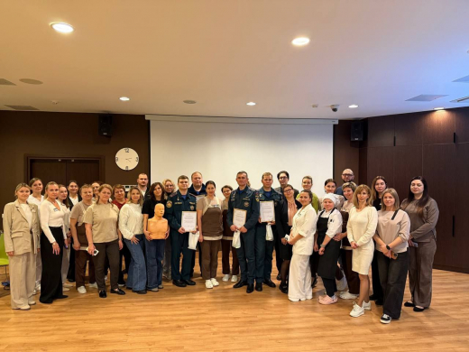 Инспекторы госпожнадзора и добровольцы ВСКС провели инструктаж в международном медицинском центре