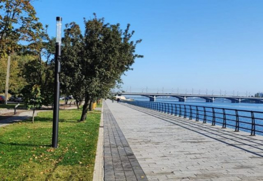 На Петровской набережной в Воронеже появились многофункциональные световые опоры