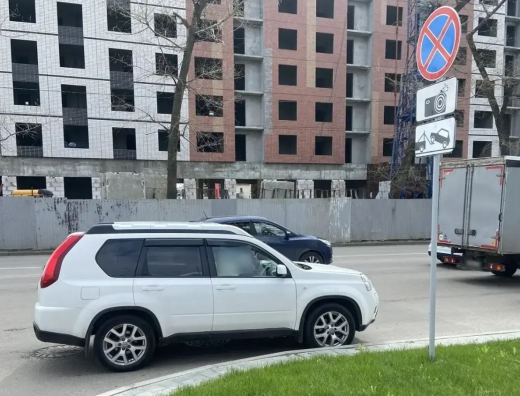 Девочка попала под колёса кроссовера неподалёку от школы в Воронеже