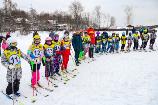 Сотрудники МЧС России провели профилактические беседы с участниками детской лыжной гонки в Химках
