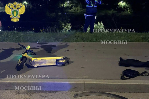 В Москве подросток погиб после столкновения электросамоката со столбом