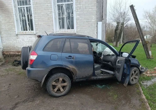 Воронежец на кроссовере врезался в аптеку и попал в больницу