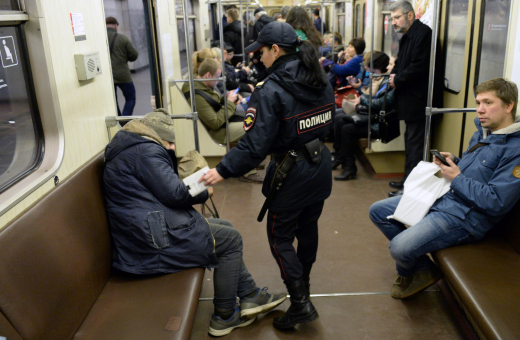 За появление в метро Москвы в пачкающей одежде предусмотрен штраф в 1 тысячу рублей