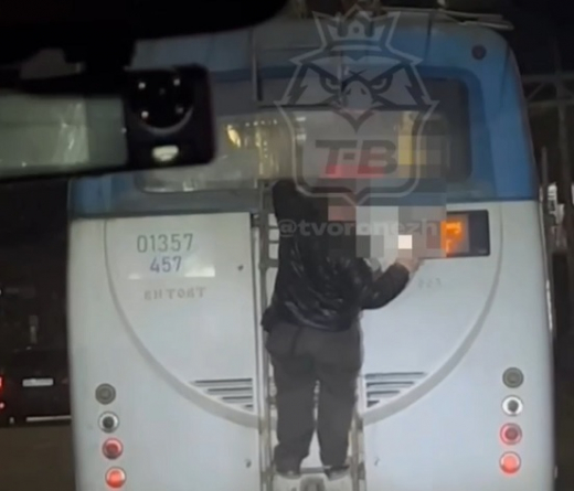 Подростка-зацепера в Воронеже сняли на видео