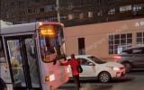 Жительница Воронежа руками остановила автобус и устроила драку