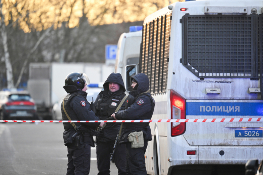 Голую 35-летнюю женщину с ножевых ранами нашли возле дома на Лобачевского в Москве