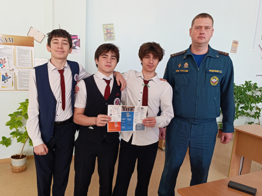 Сотрудники МЧС России  проводят со старшеклассниками занятия по профориентации