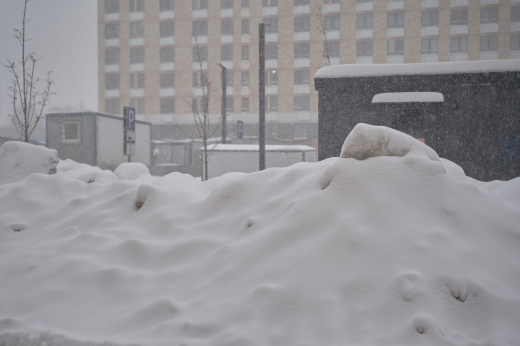 Огромный сугроб спас подростка в Москве, спрыгнувшего с 8 этажа из-за пожара