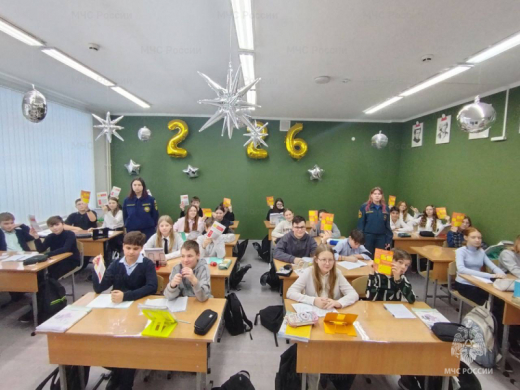 Сотрудники МЧС России и студенты-спасатели проводят занятия с детьми