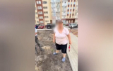 Буйная горожанка разгромила молодые деревья в воронежском ЖК ради щавеля: видео