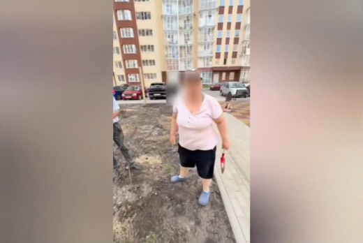 Буйная горожанка разгромила молодые деревья в воронежском ЖК ради щавеля: видео