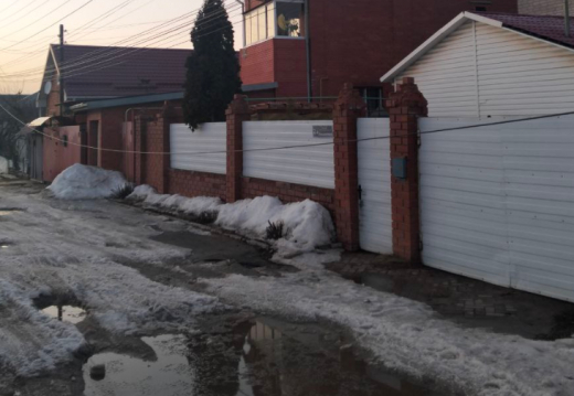 Огромный провод частично заблокировал выезд из дома на улице Воронежа