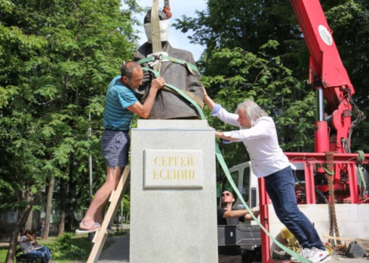Памятник Сергею Есенину в Воронеже вернулся на место после установки нового постамента