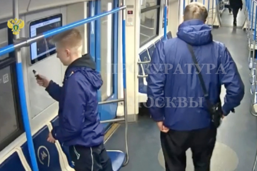 Пьяные россияне разрисовали вагон в метро Москвы и попали на видео