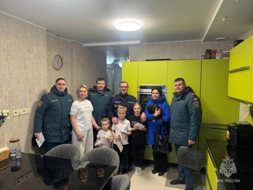 Пожарные извещатели вручили многодетной семье в Балашихе