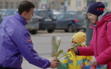 В Воронеже волонтёры раздали женщинам букеты в честь 8 марта