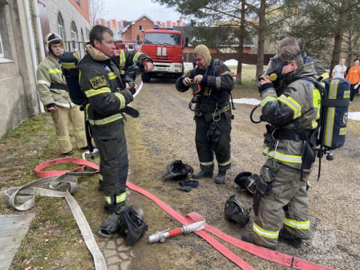 Пожарные и спасатели провели учения в пансионате для пожилых людей