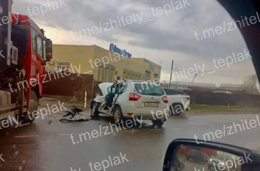 В Воронеже супруги погибли после столкновения грузовика и легковушки