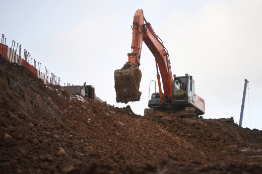 Мужчину задержали после кражи экскаватора-погрузчика со стройки на юге Москвы