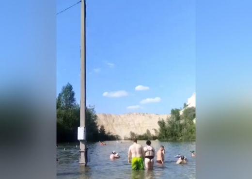 Посетителей Белого колодца под Воронежем напугал столб в воде на пляже