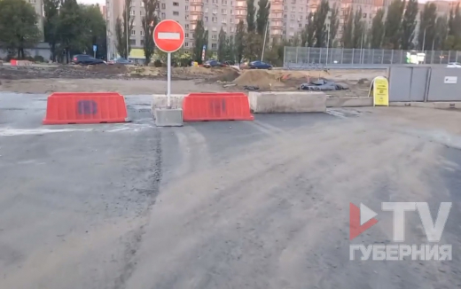 Новую дорогу у Остужевской развязки в Воронеже перекрыли бетонными блоками