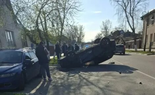 Воронежская автомобилистка не пропустила Mazda и опрокинула авто: пострадал водитель