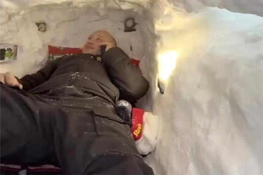 Молодой человек обустроил «квартиру» в сугробе в центре Москвы