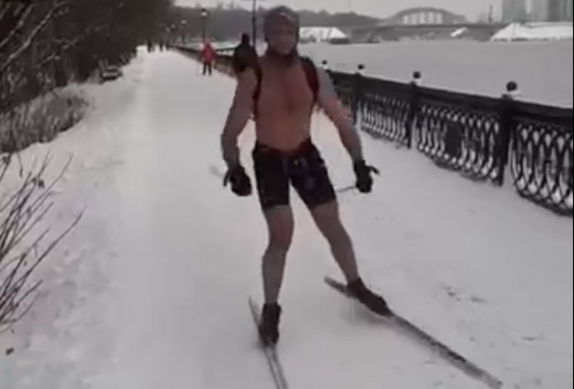 Лыжная прогулка москвича в шортах попала на видео