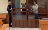 В Москве женщину пытались задушить в лифте из-за телефона стоимостью 70 тысяч рублей