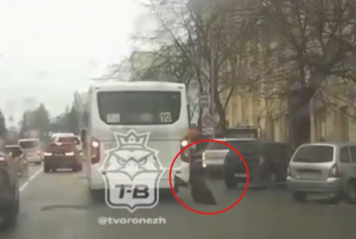 В центре Воронежа маршрутка протащила женщину по дороге