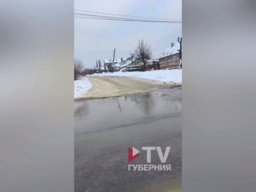 Канализационные стоки затопили перекрёсток в Воронеже