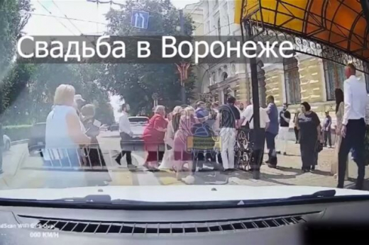 Свадебная драка у ЗАГСа в центре Воронежа попала на видео